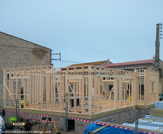 le kit de la maison bois se monte