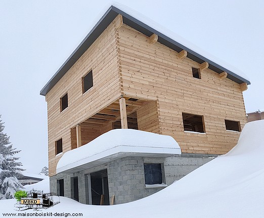 maison en bois massif avec angles en queue d'aronde